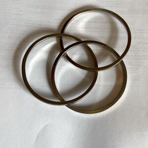 Bracelet is three intertwined bracelets